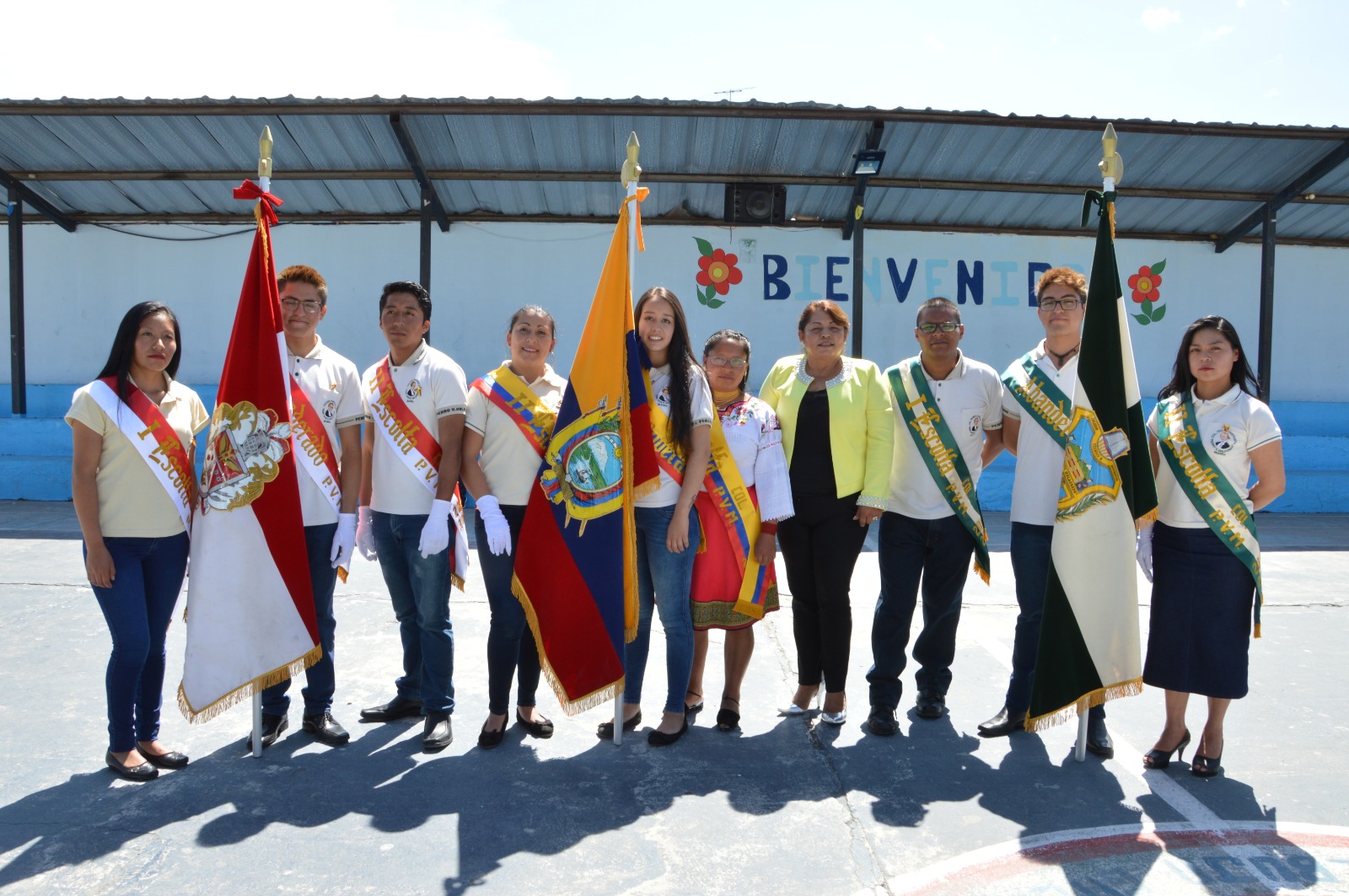Escoltas del Colegio Pedro Vicente Maldonado junto a las banderas durante el Juramento a la Bandera.